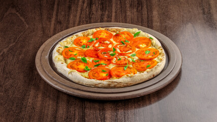 Pizza com queijo com tomate e manjericão
