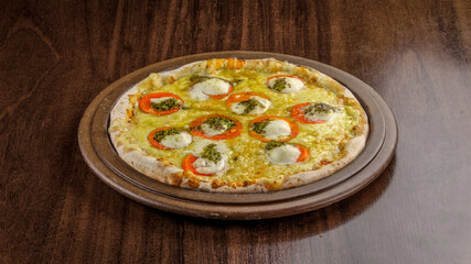 Pizza com queijo com tomate orégano e tomate