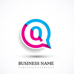 Obraz premium logo Q letter colorful on circle chat icon. Vector design for your logo application for company identity.