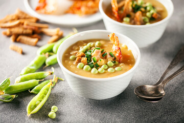 Pea  soup with bacon