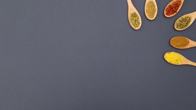 wooden spoons with spices appear and disappear on right corner - Stop motion 