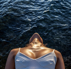 Fototapeta premium Body part of slim and sporty young girl over ocean background