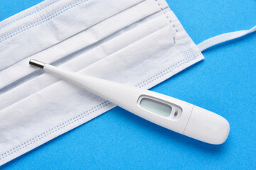 体温計とマスク
