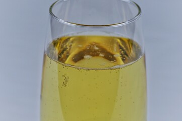 黄色い炭酸水 アルコール ジュース