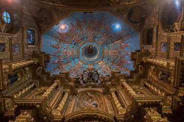 Obraz premium Church art wood gold carving on the ceiling of La compañia de Jesus in Quito,Ecuador