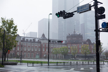 Obraz premium Scenery of nostalgic building of Tokyo station and tall office buildings