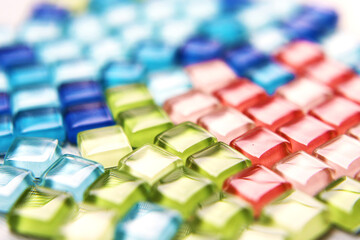 Obraz premium 無造作に置かれたカラフルで四角いガラスタイル