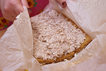 Fold the house. Cooking cake 