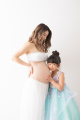 Fototapeta na wymiar ドレスを着た妊婦さんと女の子のポートレート