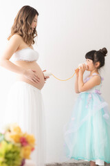 ドレスを着た妊婦さんと女の子のポートレート
