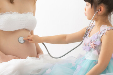 ドレスを着た妊婦さんと女の子のポートレート