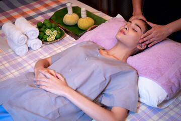 Obraz na płótnie Canvas Young woman having her head massaged of asia