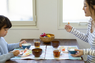 朝食を食べる母娘