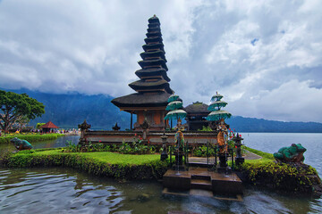 Fototapeta na wymiar Close up view of the floating temple in Bratan Lake, bali.