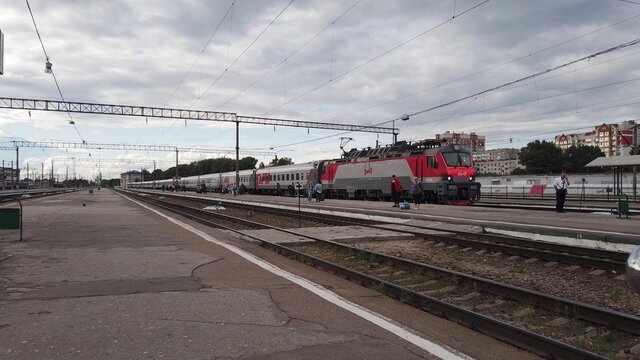 The platform of the railway station of Bryansk. The movement of commuter trains, boarding passengers on the long distance train.
