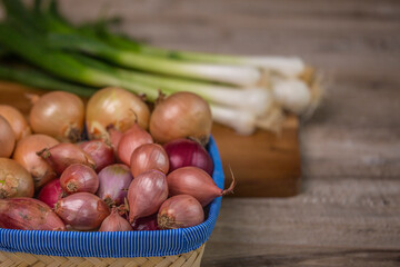 Variety of onions. In the frame, onions, leeks, shallots, white, sweet red, yellow onions, green onions.