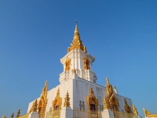 Obraz premium view of white Chedi Tian Yok (white pagoda) with blue sky background, Wat Phumi Pharam, Chiang Rai, northern of Thailand.