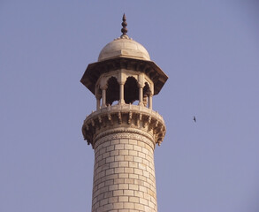 Obraz premium Closeup of one of the four minaret of the beautiful Tajmahal in Agra, India