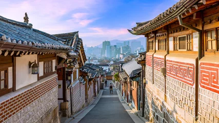 Fotobehang Bukchon Hanok Village in Seoul City, traditionele Koreaanse stijl oude architectuur gebouw, Seoul, Zuid-Korea. © Kalyakan