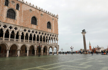 Fototapeta premium Ducal Palace in Venice during flood