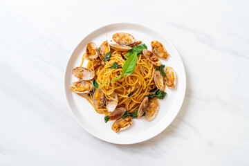 Stir Fried Spaghetti with Clams and Garlic and Chilli