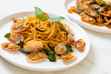 Stir Fried Spaghetti with Clams and Garlic and Chilli