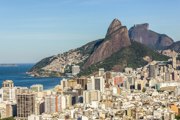 Obraz premium ipanema neighborhood seen from the top of cantagalo hill.