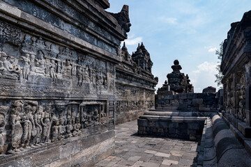 Obraz premium The stories from Mahayana Buddhist Sutras carved on the relief panels of Borobudur Temple (750AD)