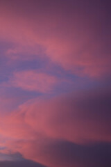 puesta de sol con coloridas nubes de color rosa claro con cielo azul en el fondo