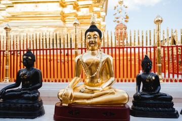 Goldene Buddha-Statue im Doi Suthep, Chiang Mai, Thailand