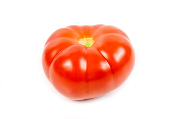 grosse tomate rouge sur un fond blanc
