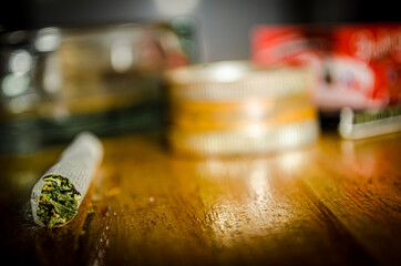 porro o cigarrillo armado con grinder, cenicero y hojillas