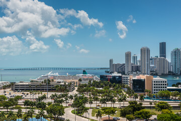 Fototapeta premium Downtown of Miami Skyline with amazing architecture viewed from Dodge Island with Cruise terminal at Biscayne Bay in Miami, Florida, USA