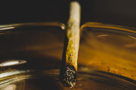 cigarrillo o porro liado encendido