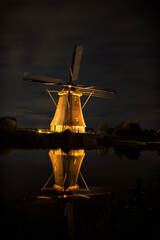 Obraz premium Mills at Kinderdijk (The Netherlands) in the evening illuminated