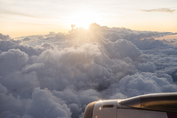 Wolken mit Sonne Blick aus dem Flugzeug