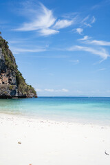 Fototapeta na wymiar weißer Sandstrand Monkey Beach in Thailand mit Felsen im Wasser