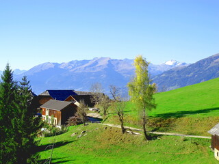 Obraz na płótnie Canvas bergbauernhof am mirnock mit tauernblick, kärnten, österreich