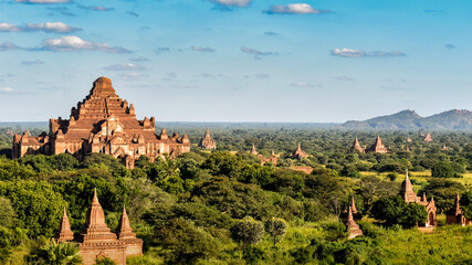 Fototapeta na wymiar Panoramic landscape view of beautiful old temples in Bagan, Myanmar (Burma)