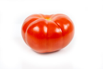 grosse tomate rouge sur un fond blanc