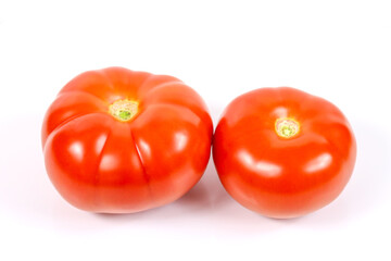 grosse tomate rouge sur un fond blanc
