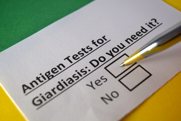 Obraz premium One person is answering question about antigen tests for giardiasis.