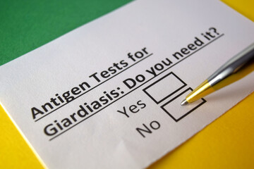 Obraz premium One person is answering question about antigen tests for giardiasis.
