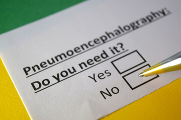 Obraz premium One person is answering question about pneumoencephalography.