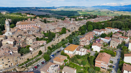 Obraz premium Amazing aerial view of San Quirico medieval town in Tuscany
