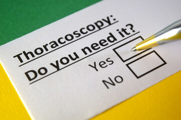 Obraz premium One person is answering question about thoracoscopy.