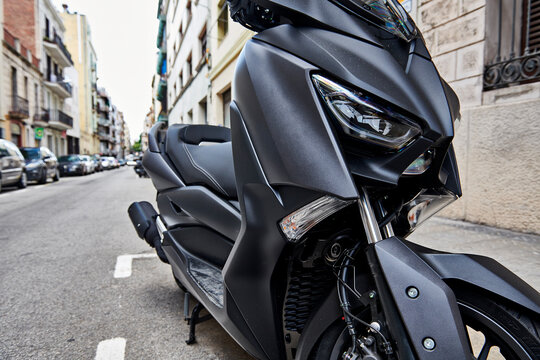 Moto scooter 125cc aparcada en la calle
