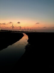 Sonnenuntergang mit Windrädern, Gaomei Wetlands in Taiwan