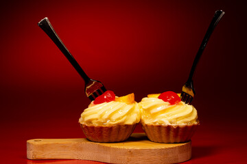 Vanilla and cherry cream cake - muffin