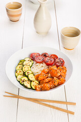 Poke salad con zucchine salmone e pomodori
